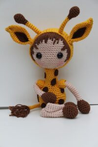 heklana amigurumi lutka žirafa sa sigurnosnim očima